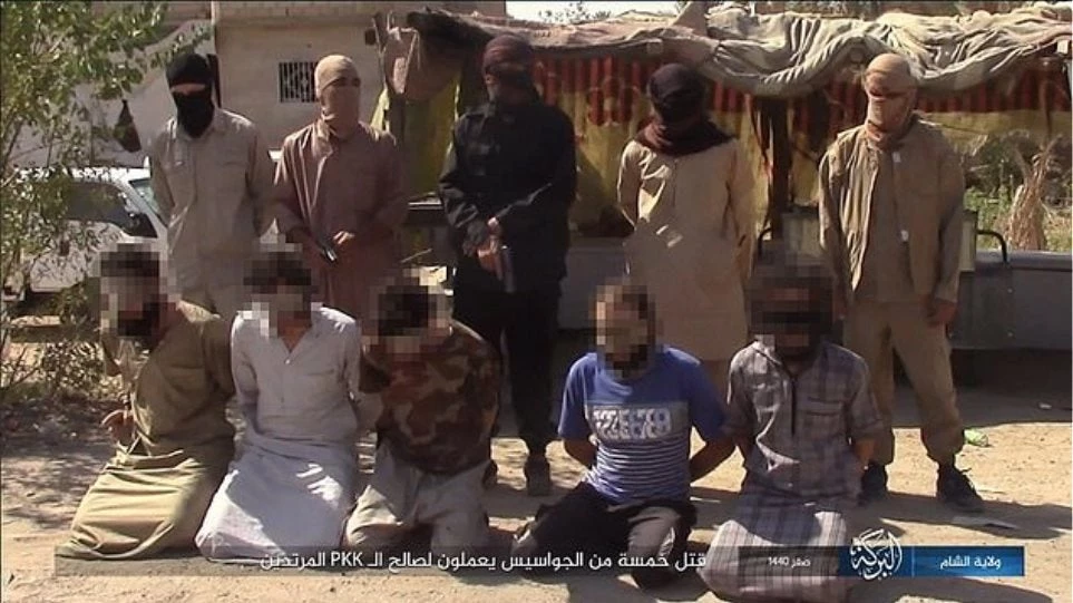 Νεα φρικαλεότητα του ISIS: Εκτελούν εν ψυχρώ Σύρους «κατασκόπους» (εικόνες)